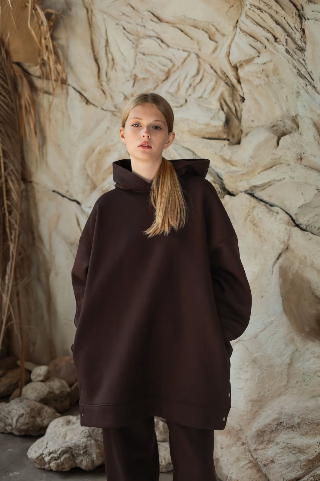 WOMEN’S OVERSIZED FLEECE HOODIE BUTTONS CHOCOLATE | MMSW